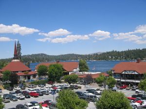 800px-Lake_Arrowhead_Village,_California